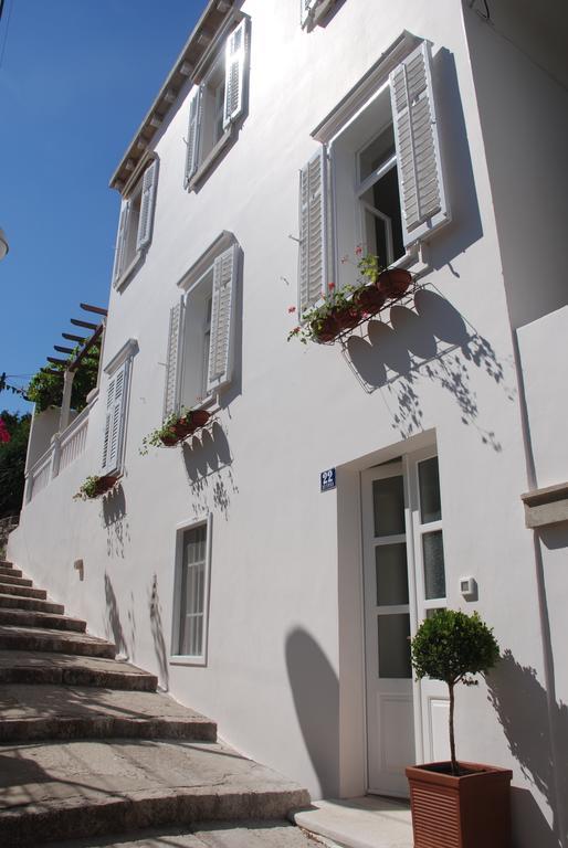 Antipodes Villa